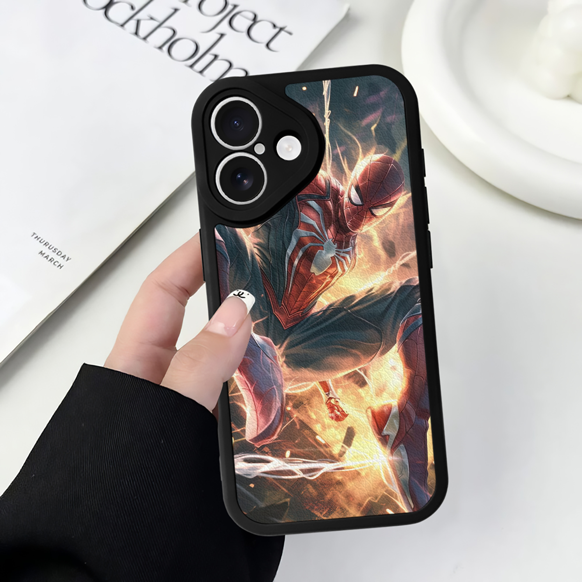 Spider Man スパイダーマン 【iPhone 16シリーズ対応】シリコンスマホケース（レザー調） 材質：シリコン